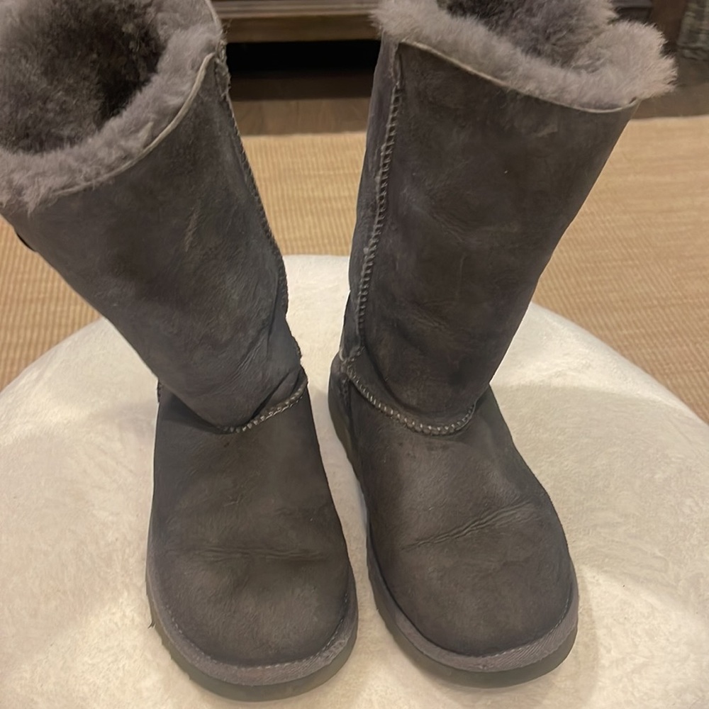 Ugg Bailey Button Triplet Gray Suede Boot size 6